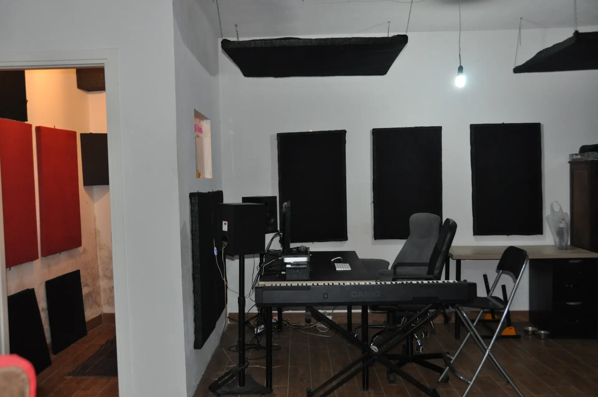 Postazione con pianoforte digitale nella sala dello studio