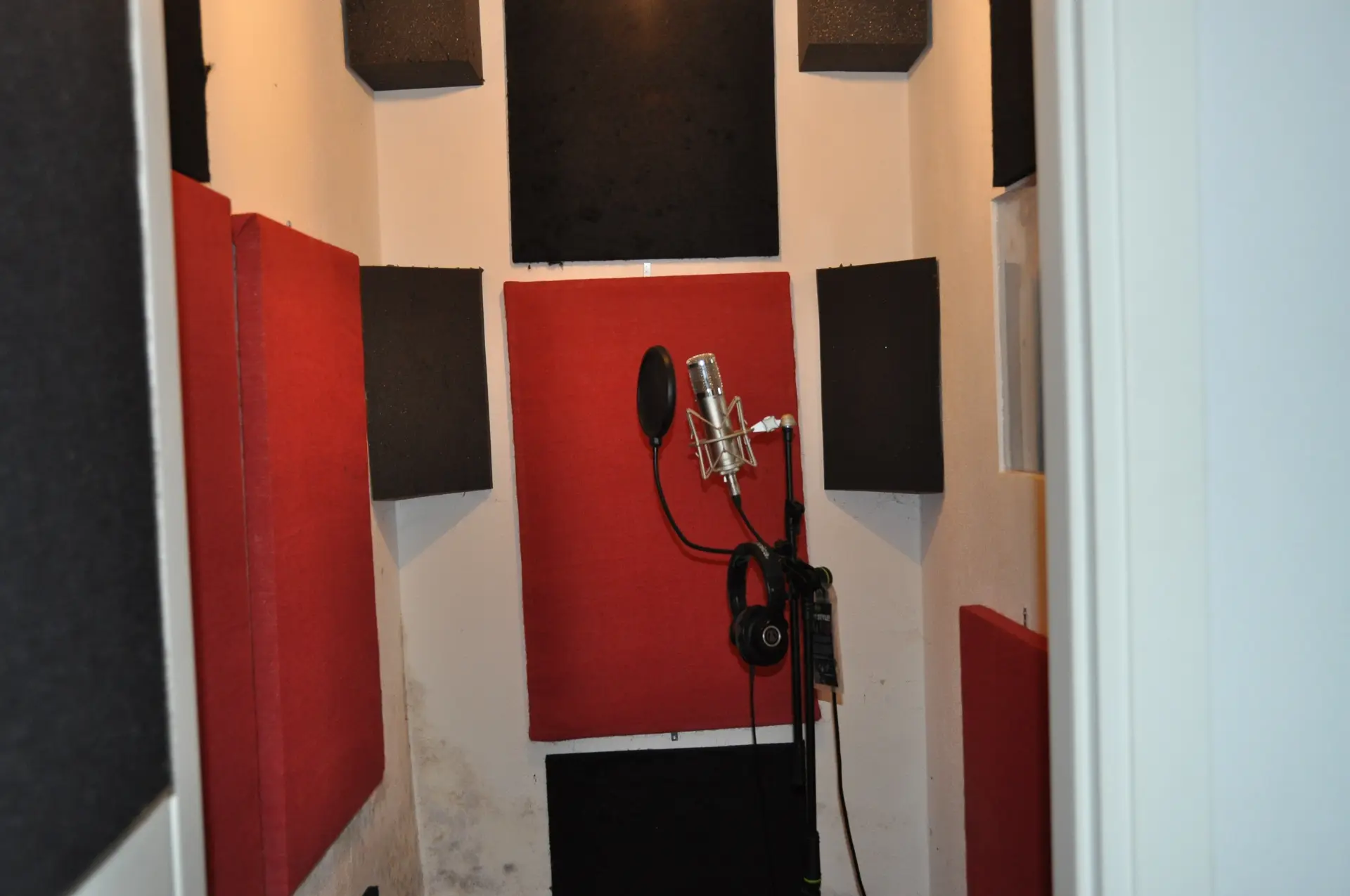 Cabina voce trattata acusticamente con microfono a condensatore