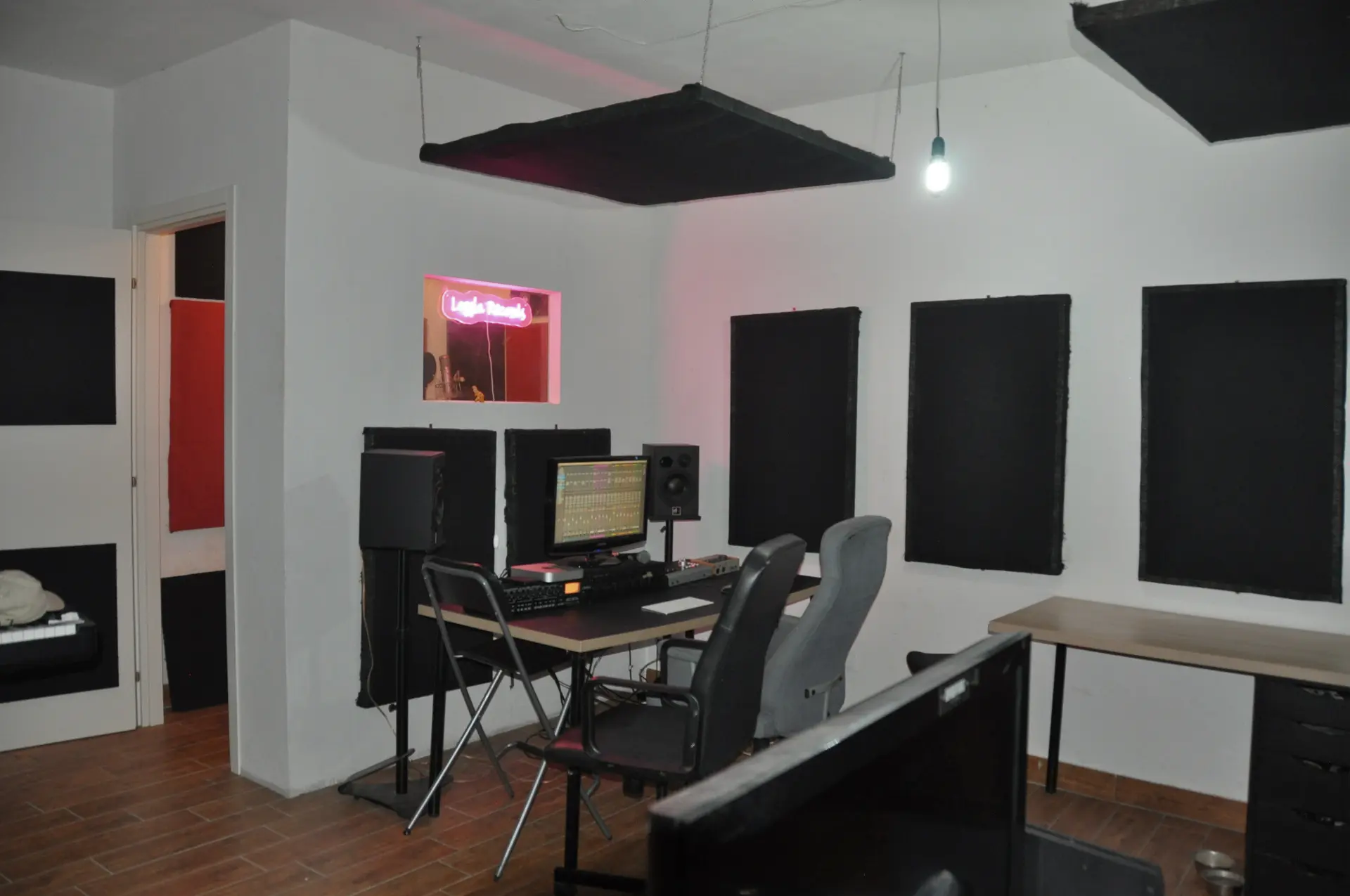 Sala di regia vista d'insieme con pannelli acustici